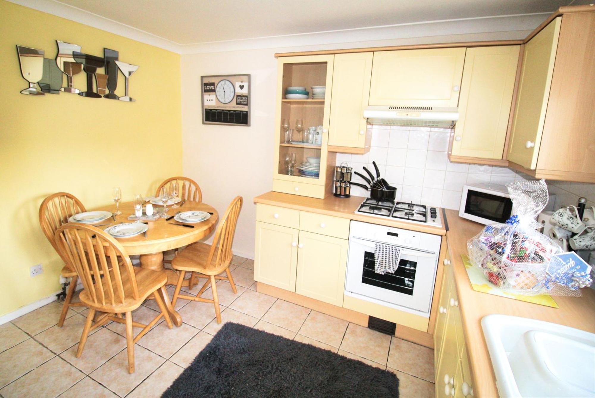 - Hatfield - Great Customer Feedback - 2 Bed Semi Detached House - Private Garden & Parking 2 Cars - Quiet Cul De Sac Location - Dog Friendly - Fast Wifi - Close To Motorway Access