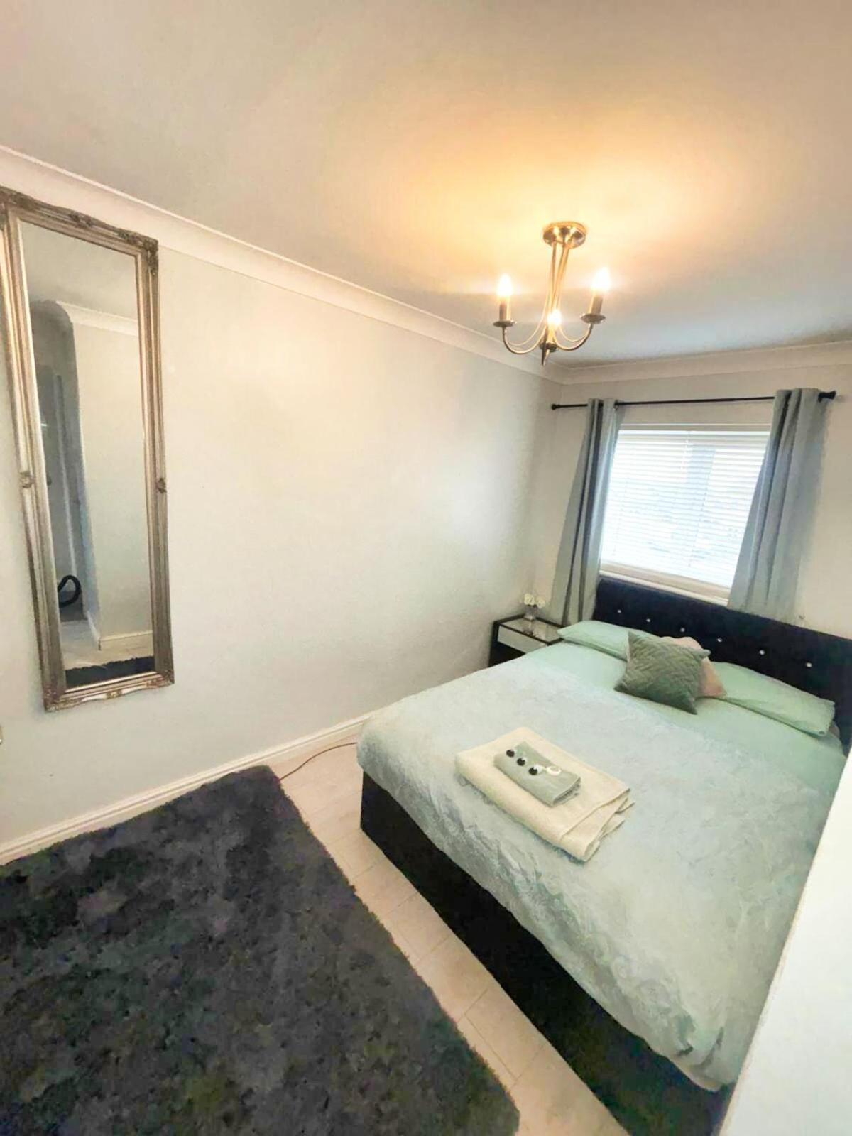 Сasa de vacaciones - Hatfield - Great Customer Feedback - 2 Bed Semi Detached House - Private Garden & Parking 2 Cars - Quiet Cul De Sac Location - Dog Friendly - Fast Wifi - Close To Motorway Access Doncaster
