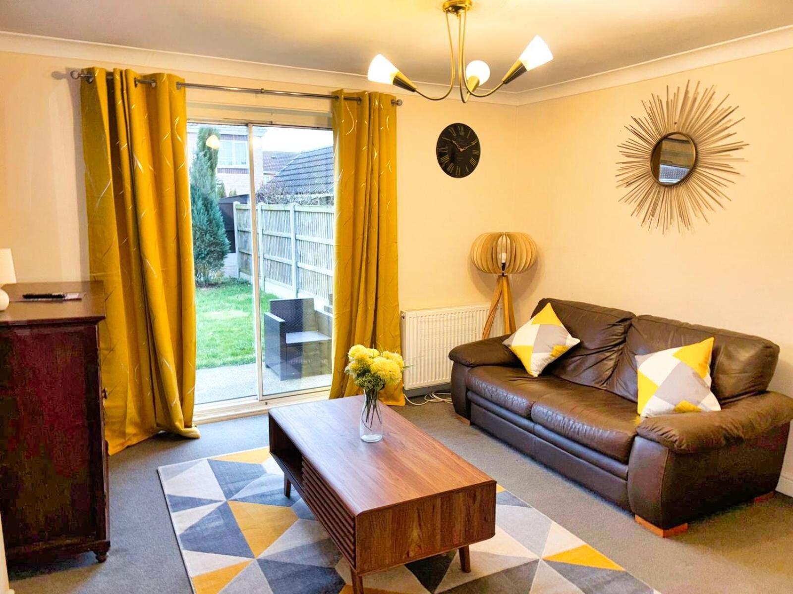 - Hatfield - Great Customer Feedback - 2 Bed Semi Detached House - Private Garden & Parking 2 Cars - Quiet Cul De Sac Location - Dog Friendly - Fast Wifi - Close To Motorway Access * Doncaster