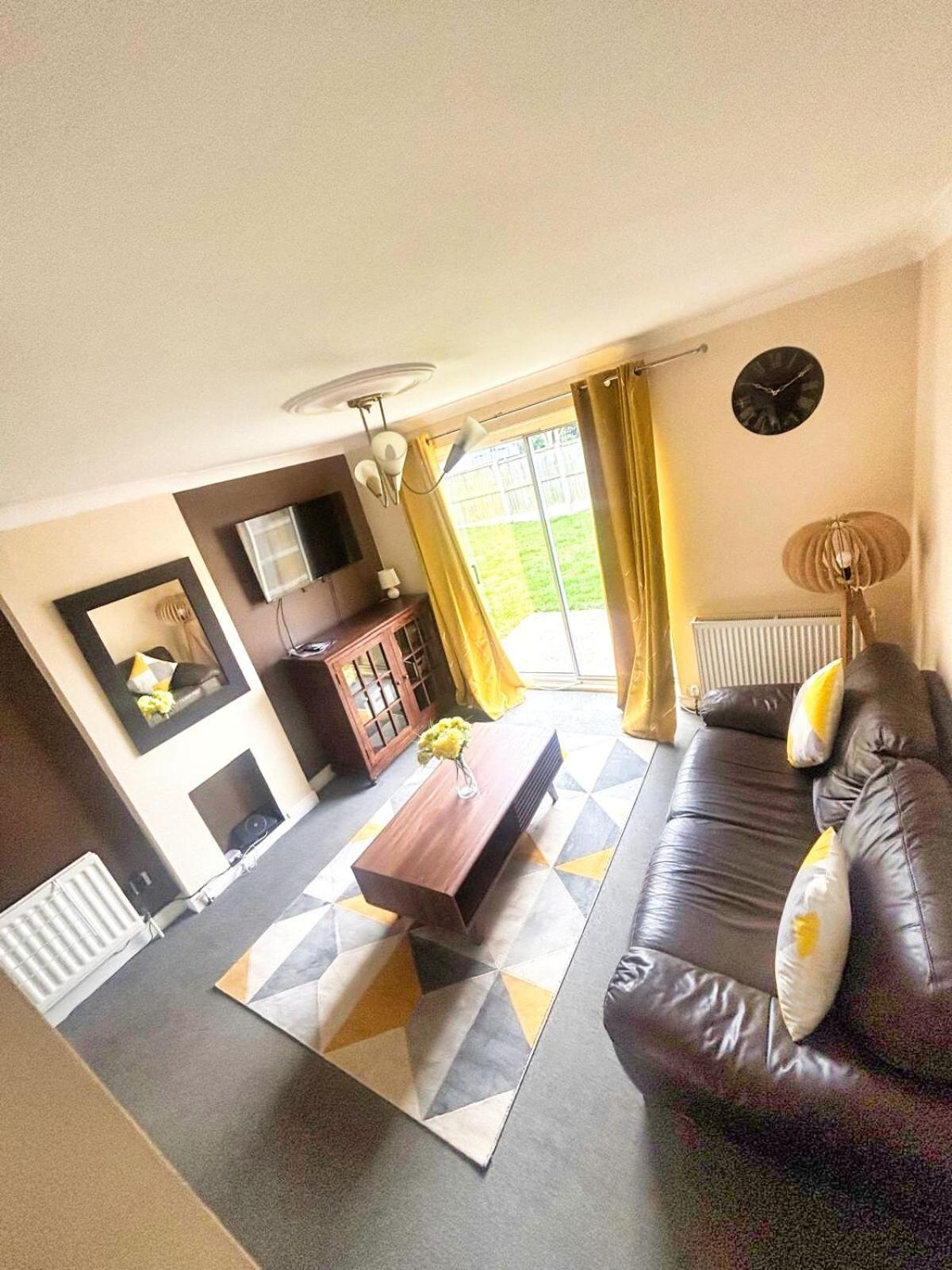 - Hatfield - Great Customer Feedback - 2 Bed Semi Detached House - Private Garden & Parking 2 Cars - Quiet Cul De Sac Location - Dog Friendly - Fast Wifi - Close To Motorway Access Сasa de vacaciones