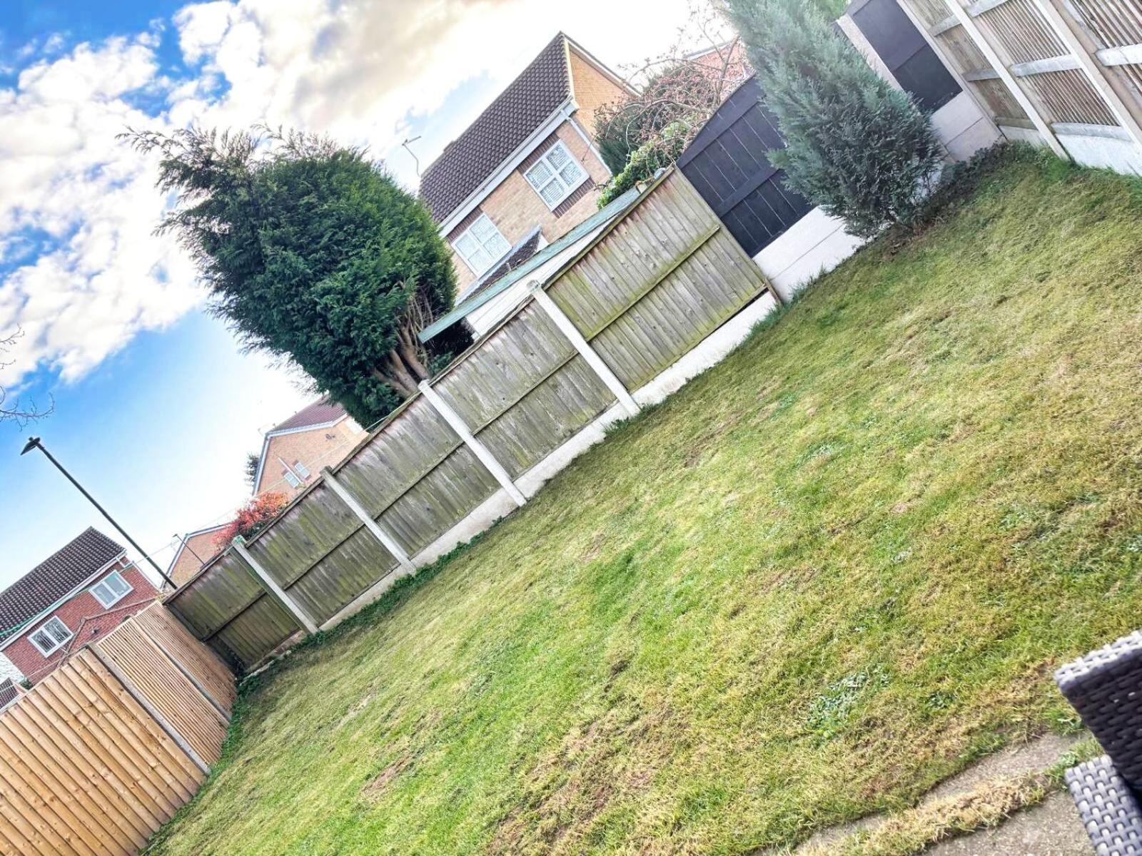 Сasa de vacaciones - Hatfield - Great Customer Feedback - 2 Bed Semi Detached House - Private Garden & Parking 2 Cars - Quiet Cul De Sac Location - Dog Friendly - Fast Wifi - Close To Motorway Access *